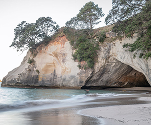 The cliffs of Cathedral Cove on the Coromandel Peninsula and the natural rock archway are the inspiration for Tavolo Cove.